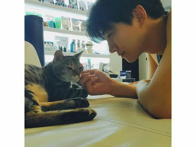 「2PM」イ・ジュノ、愛猫に対する愛情あふれる眼差し…”ラブラブ”