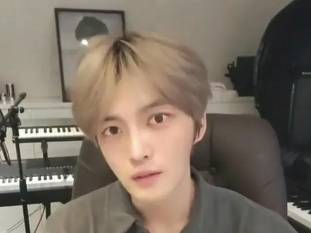 キム・ジェジュン、愛嬌にあふれた姿でファンにあいさつ…”明るくて健康に疎通しましょう”（動画あり）