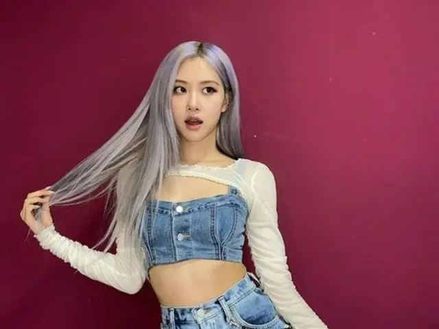 「BLACKPINK」ロゼ、華麗な衣装で新曲広報“セクシー+爽やか”