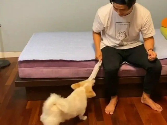 「2PM」テギョン、愛犬と遊ぶ楽しい日常…愛情にあふれた笑顔（動画あり）