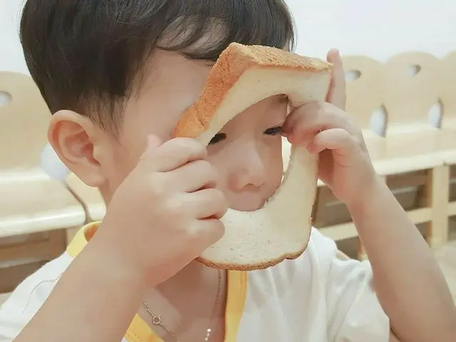 「FTISLAND」チェ・ミンファン♥ユルヒの息子ジェユルくん、食パンから顔出すかわいい姿...“話はみんな理解して表現力もいい”