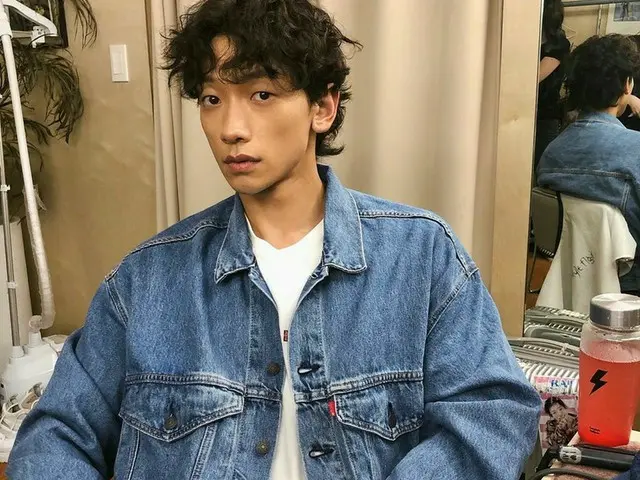 RAIN（ピ）、デニム・オン・デニムファッションもよく似合う…いたずらっ子のような魅力発散