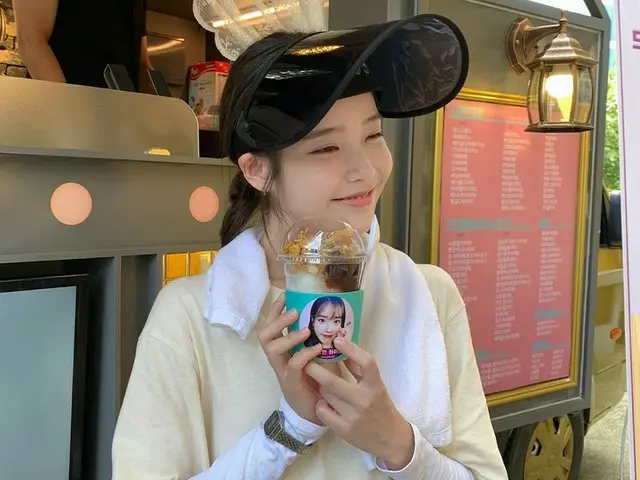 IU、ファンたちからのカフェカー応援にラブリーな笑顔…“ありがとうございます”