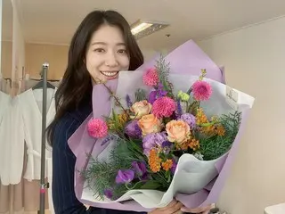 女優パク・シネ、大きな花束を抱いて明るい笑顔