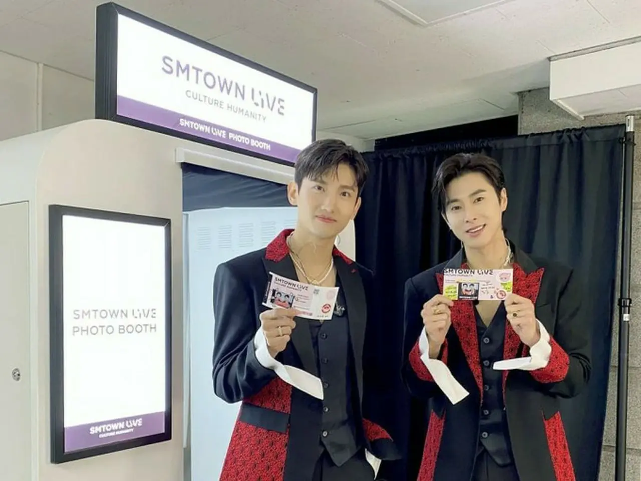 東方神起」、完璧なヘア＆メイクと衣装で素敵なチケット完成（動画あり