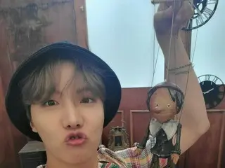 「BTS（防弾少年団）」J-HOPE、胸キュンするキュートな姿で新年のあいさつ！