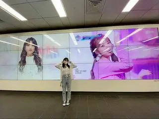 「IZ*ONE」矢吹奈子、ファンたちが準備した電光広告の前で認証ショット