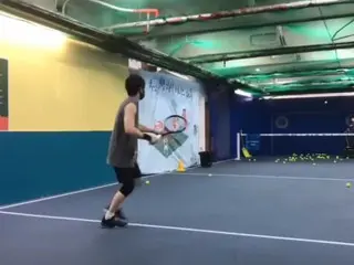 キム・ジェジュン、リンゴヘアのテニスの王子さま誕生！ひたむきな姿にファン歓喜(動画あり)