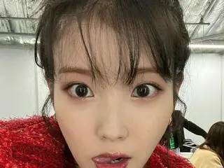 IU（アイユー）、赤い衣装も白い衣装もよく似合う…ゴールデンディスクアワードのビハインドカット公開