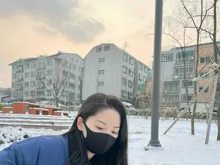 チョンジンの妻リュ・イソ、アヒルの雪だるま作りに熱中…冬の女神ビジュアル