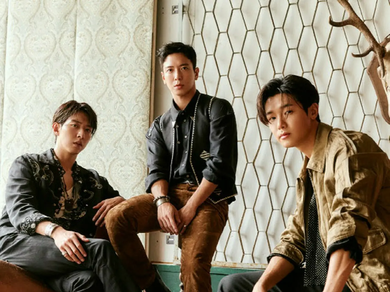 CNBLUE」ヨンファ＆ジョンシン、ミンヒョクが書いた本にサインを