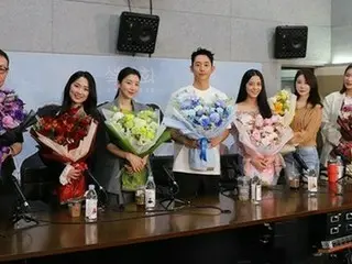 俳優チョン・ヘイン、JISOO（BLACKPINK）らと花束を抱えて再会…久しぶりの”カップルケミ”