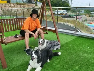 キム・ヒョンジュン（リダ）、愛犬と一緒にゆとりあるカフェデート