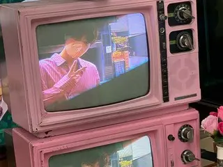 「EXO」カイ、レトロなピンクのテレビの中でピース…ときめきいっぱい彼氏ルック