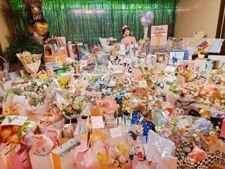 女優パク・ウンビン、部屋いっぱいに埋まった誕生日プレゼントに感激…お姫様セットを装着してニッコリ