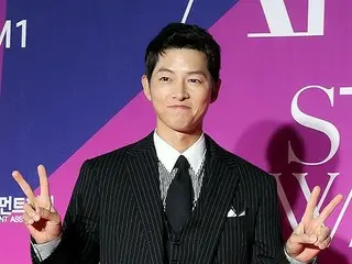 【フォト】俳優ソン・ジュンギ、「第8回2022 APAN STAR AWARDS」レッドカーペットに登場…かわいいダブルピース