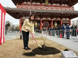 有村架純、浅草寺にて記念植樹を実施「桜が満開に咲く日を心待ちにしております」