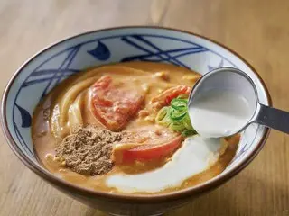 丸亀製麺×松岡昌宏 共創の自信作は新作『豆乳仕立ての冷やしトマたまカレーうどん』発売