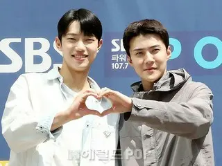 【フォト】「EXO」セフン＆俳優チョ・ジュニョン、ドラマ「私たちが愛していたすべて」の広報のためラジオ出演…ハートでブロマンスアピール