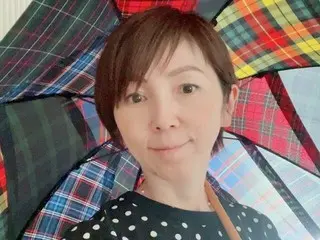 渡辺満里奈、ドット柄トップス×チェック柄傘の”柄オン柄”な姿にお茶目なツッコミ！