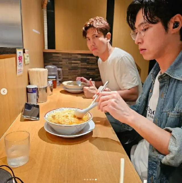 ラーメンを食べる「東方神起」