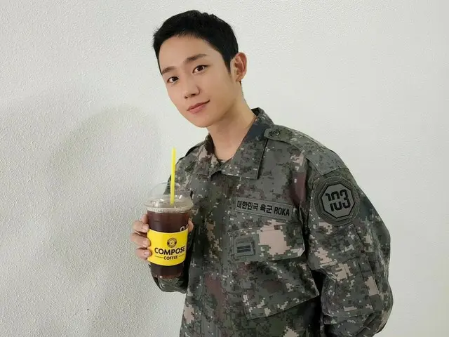 俳優チョン・ヘイン、アイスアメリカーノを片手に「D.P.」の軍服ビジュアル…「FTISLAND」ホンギが“ハイボールだろ...”とコメント