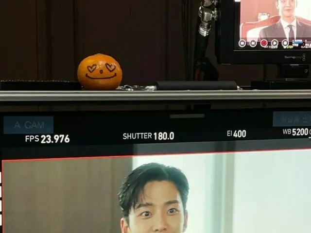 「SF9」ロウン、新ドラマのモニター中…かわいいみかんに視線強奪