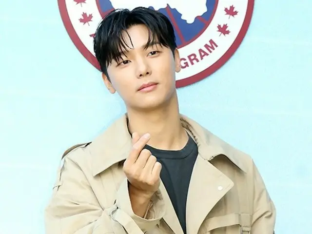 【フォト】「CNBLUE」カン・ミンヒョク、“Canada Goose”のコラボイベントコレクションのフォトイベントに参加…シックな指ハート