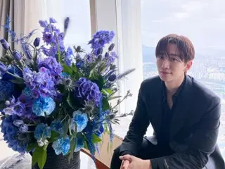「2PM」ジュノ、花もかすむまぶしいビジュアル…穏やかな笑顔にうっとり