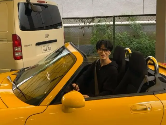 ジェジュンの横に座りたい、キュートなイエローのスポーツカー公開…「very lovely car」（動画あり）