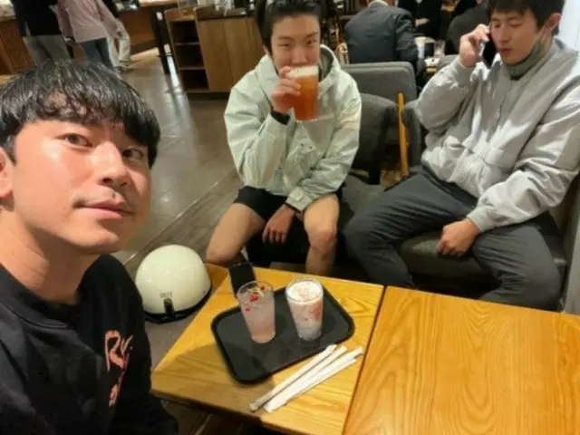 俳優イ・シオン、ギアン84＆スンフン（WINNER）、周りの視線を気にせずカフェで集合