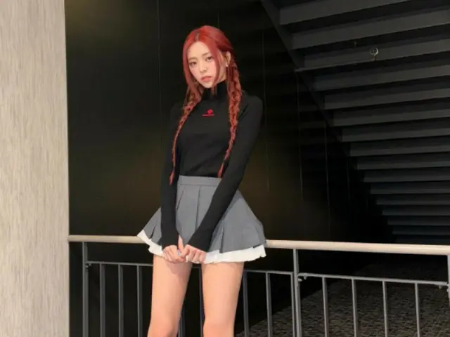 「ITZY」ユナ、眩しい脚線美で視線集中…“生きたお人形さん”