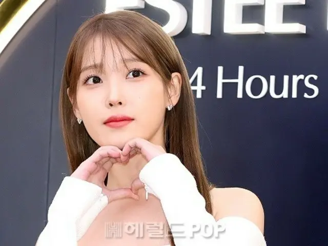 【フォト】IU、コスメブランドのポップアップストアオープン記念イベントに参加…ホワイトのミニドレスでさわやかなビジュアル