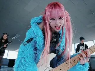 IZ*ONE出身イェナ、バンドスタイルでギターを掻き鳴らす　日本2ndシングル「DNA」MV公開