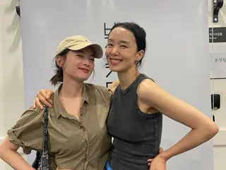 女優チョン・ウヒ、チョン・ドヨンの演劇「桜の園」を観覧して応援…ほっこりツーショット公開