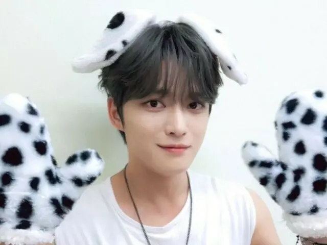 ジェジュン、愛嬌溢れる姿でファンクラブの誕生日を祝う…ホンギ（FTISLAND）も「いいね」