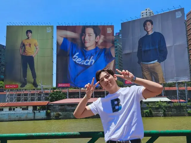 俳優チ・チャンウク、フィリピン・マニラで超大型の自身の広告と一緒に認証ショット