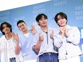 BTOB、レッドカーペットに登場　大歓声のなかハートマークも