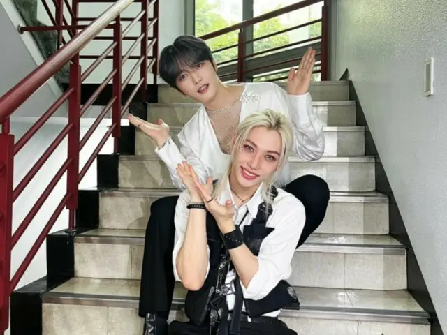 キム・ジェジュン、フィリックス（Stray Kids）＆ BamBam（GOT7）とお茶目な階段ショット…つい最近デビューしたアイドルのような童顔ビジュアル