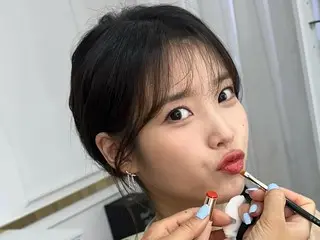 IU、くちびるを突き出して圧倒的なかわいらしさを発散