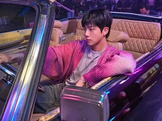 「BTS」JIN、オールドカーに乗って輝く“ワールドワイドハンサム”ビジュアル…世界中のファン熱狂