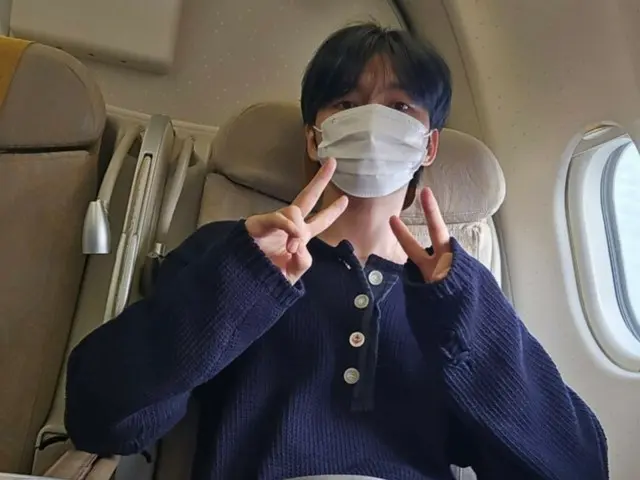 ジェジュン、飛行機の中でマスクをしていても輝くビジュアル…“久しぶりに自撮りをしてみます”