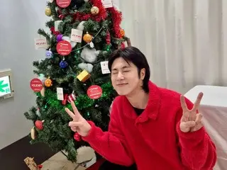 「東方神起」ユンホ、クリスマスツリーの前でピース…“メリークリスマス”