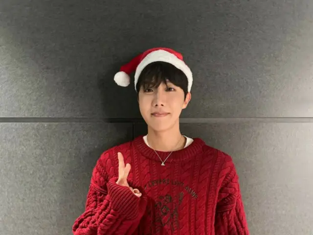 「BTS」J-HOPE、レッドのニットとサンタの帽子でクリスマスのあいさつ（動画あり）