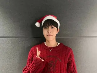 「BTS」J-HOPE、レッドのニットとサンタの帽子でクリスマスのあいさつ（動画あり）