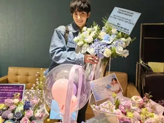 俳優イ・ジュンギ、たくさんの花に囲まれ旧正月のあいさつ…“花よりイ・ジュンギ”