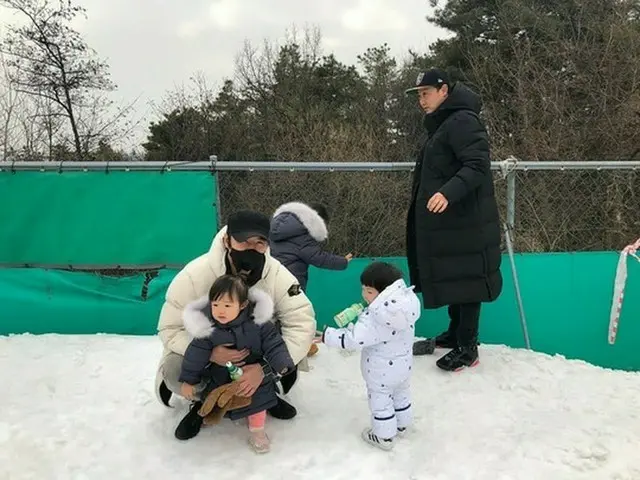 ユン・サンヒョン、かわいい息子・娘と雪ぞり場デート