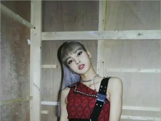 「BLACKPINK」リサ“ガーターベルトのセクシー舞台衣装”でバックステージ写真公開!!