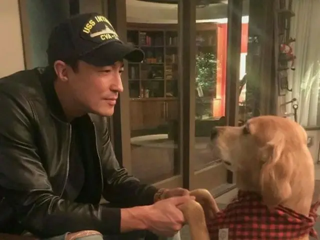 俳優ダニエル・ヘニー、愛犬ロスコとの温かいツーショットを公開！~国際ペットの日~