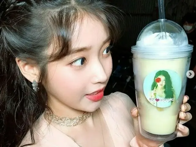 「ホテルデルーナ」IU、ソン・ヘギョがプレゼントしたケータリングカーの前で“幸せな笑顔”